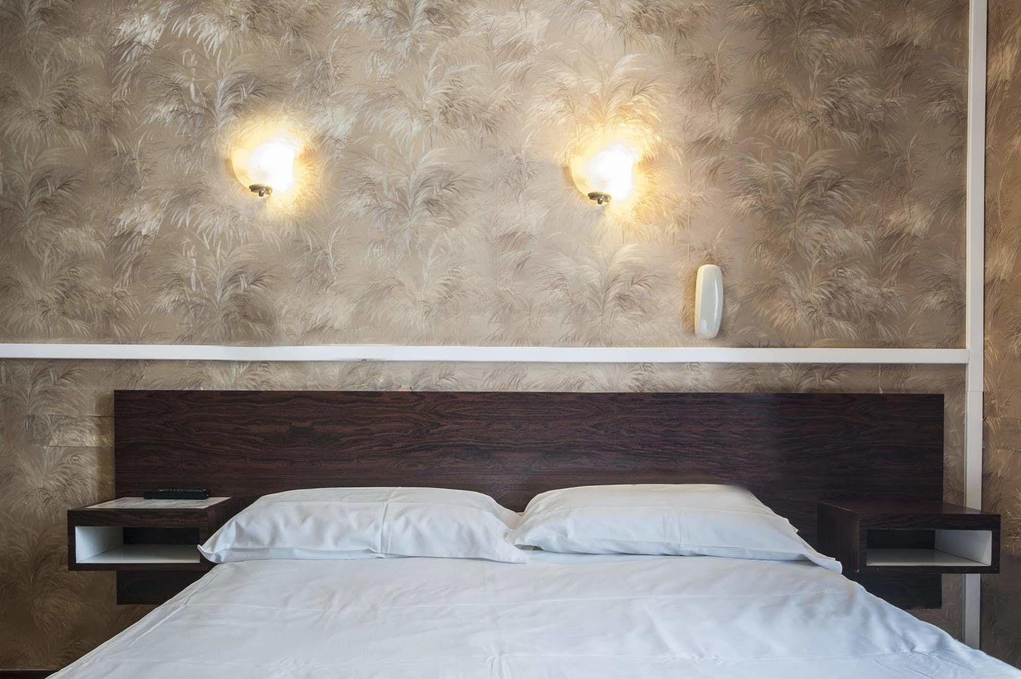 פריז Hotel Des 3 Nations מראה חיצוני תמונה
