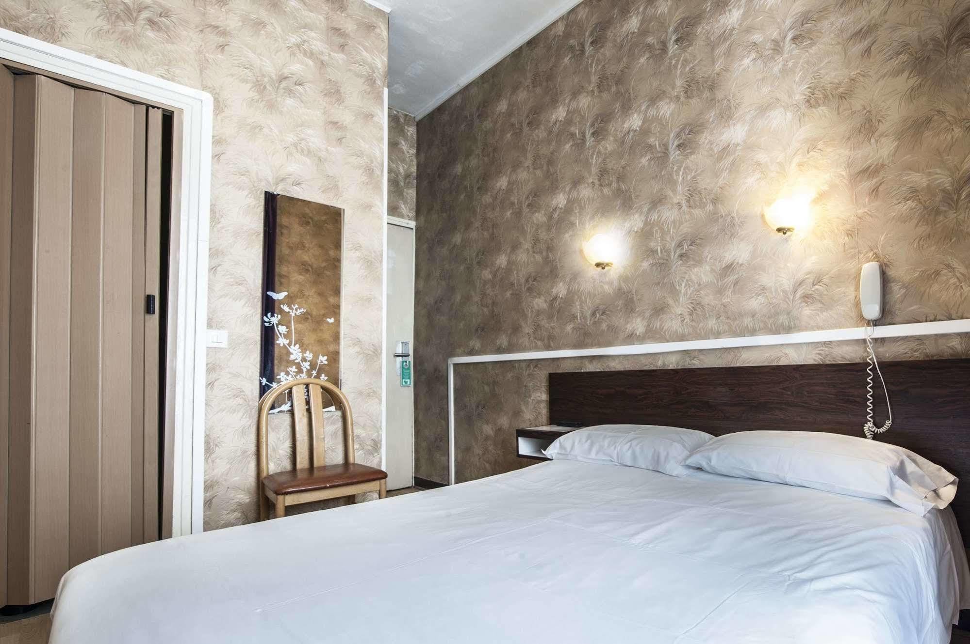 פריז Hotel Des 3 Nations מראה חיצוני תמונה